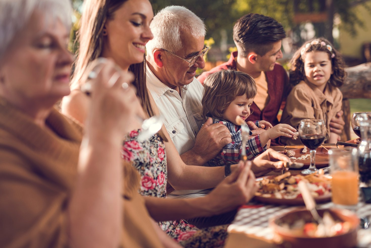 Extended family eating in restaurant.